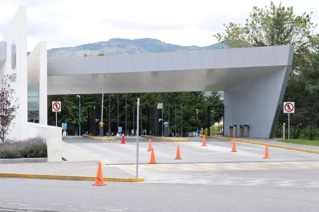Caseta de acceso revestida en panel Alcopalme plata