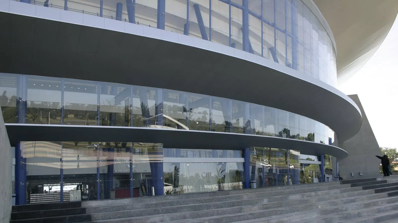 Edificio curvo con fachada en panel Alcopalme plata y azul