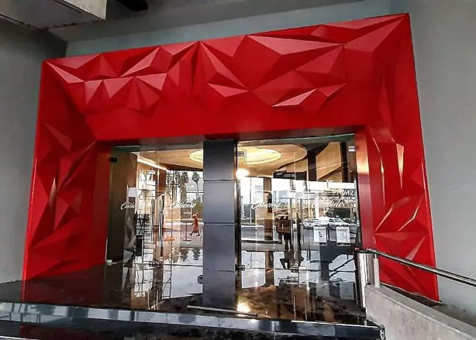Acceso con portal en panel Alcopalme rojo facetado