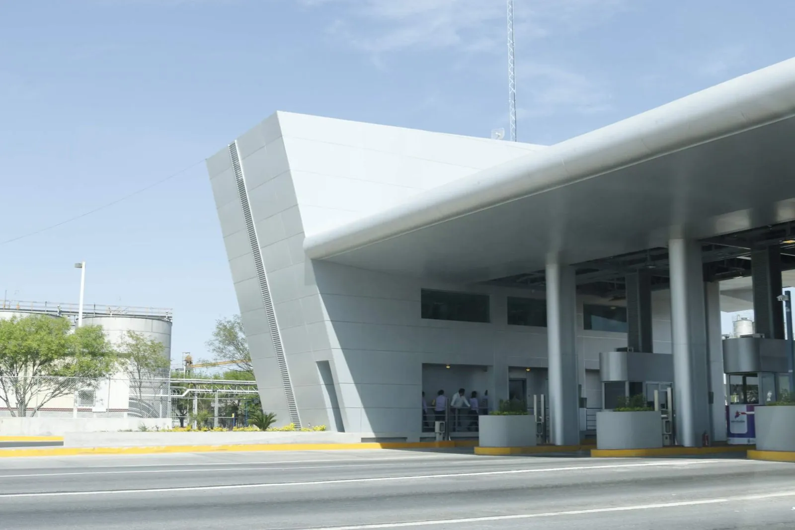 Edificio revestido con panel de aluminio compuesto Alcopalme en tono plata