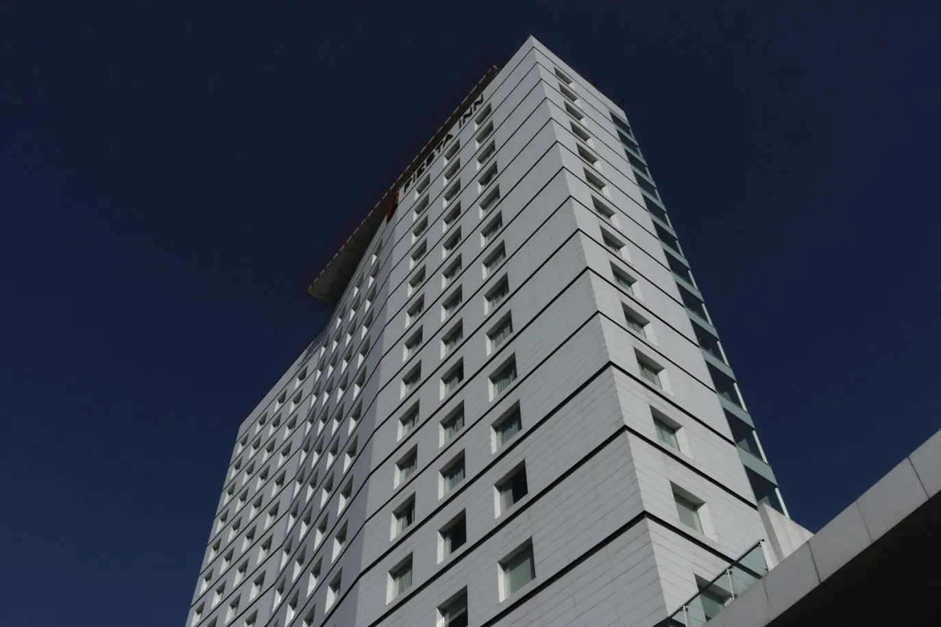 Torre revestida en panel Alcopalme gris con perforaciones