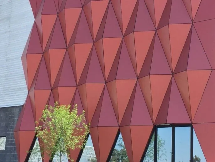 Fachada facetada en panel Alcopalme rojo